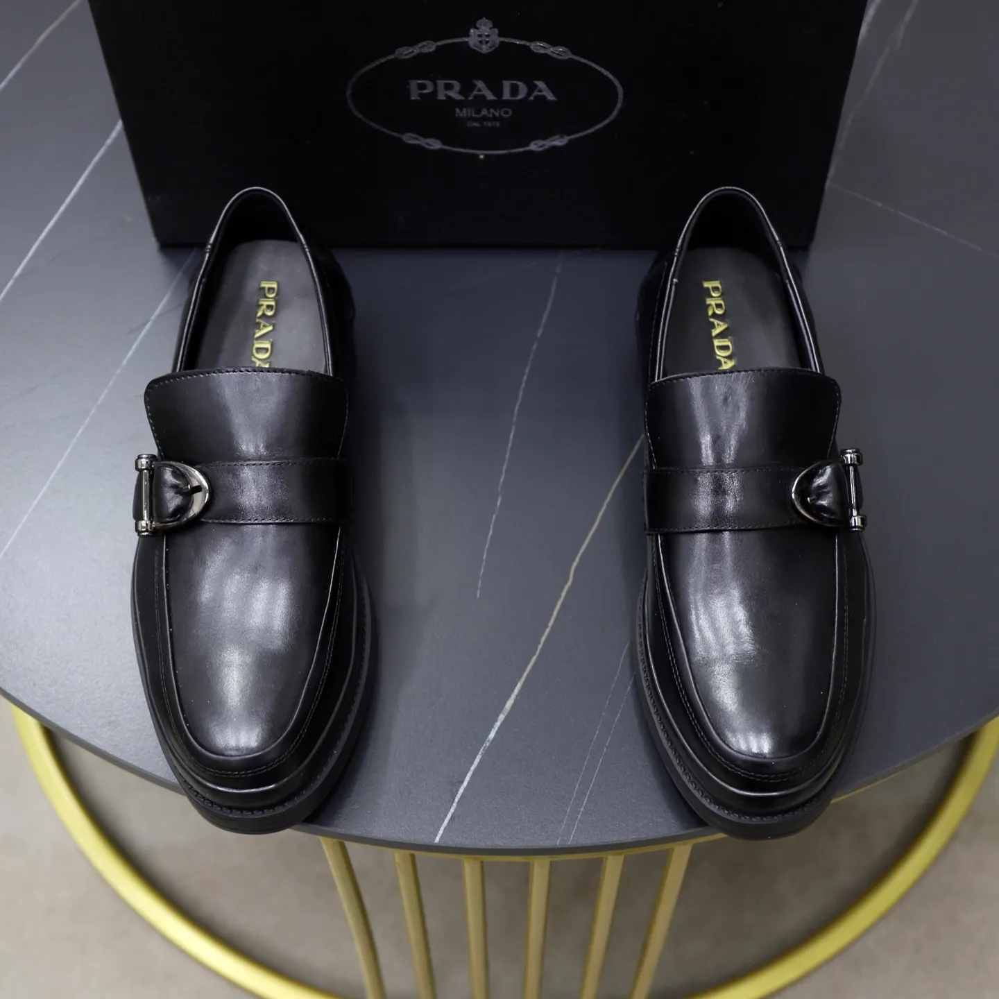 Ex-factory price: 500💰🙅‍♂️🙅‍♂️🙅‍♂️ Brand: PRADA Standard code: Men's code 38-44 (45 can be customized) Grade: Same style as the official website Original order quality Material: Original cowhide surface Comfortable lining Original outsole Style category: Men's fashionable casual leather shoes Distinguished big-name luxury elements Top luxury Color: Color of the actual picture